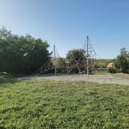 Kinderuni Bekokten Barcut ภายนอก รูปภาพ